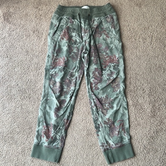 Anthropologie ‘The Nomad’ Floral Greenery Jogger Pants - Picture 5 of 16